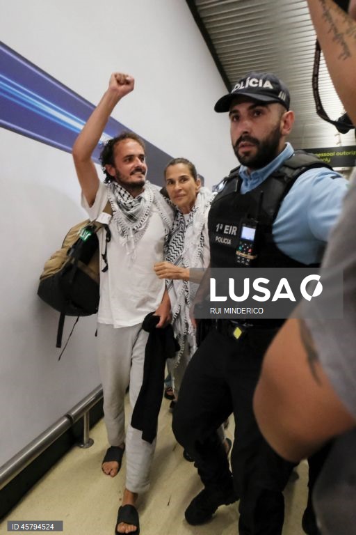 Os quatro portugueses Mariana Mortágua, Sofia Aparício, Miguel Duarte e Diogo Chaves que participaram na Flotilha Global Sumud, detidos em Israel desde quinta-feira, chegam ao aeroporto de Lisboa, Portugal,