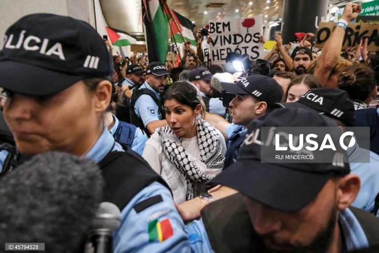 Os quatro portugueses Mariana Mortágua, Sofia Aparício, Miguel Duarte e Diogo Chaves que participaram na Flotilha Global Sumud, detidos em Israel desde quinta-feira, chegam ao aeroporto de Lisboa, Portugal,