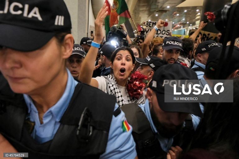 Os quatro portugueses Mariana Mortágua, Sofia Aparício, Miguel Duarte e Diogo Chaves que participaram na Flotilha Global Sumud, detidos em Israel desde quinta-feira, chegam ao aeroporto de Lisboa, Portugal,