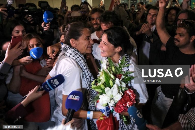 Os quatro portugueses Mariana Mortágua, Sofia Aparício, Miguel Duarte e Diogo Chaves que participaram na Flotilha Global Sumud, detidos em Israel desde quinta-feira, chegam ao aeroporto de Lisboa, Portugal,