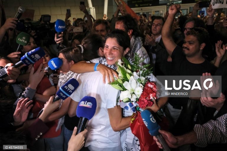 Os quatro portugueses Mariana Mortágua, Sofia Aparício, Miguel Duarte e Diogo Chaves que participaram na Flotilha Global Sumud, detidos em Israel desde quinta-feira, chegam ao aeroporto de Lisboa, Portugal,