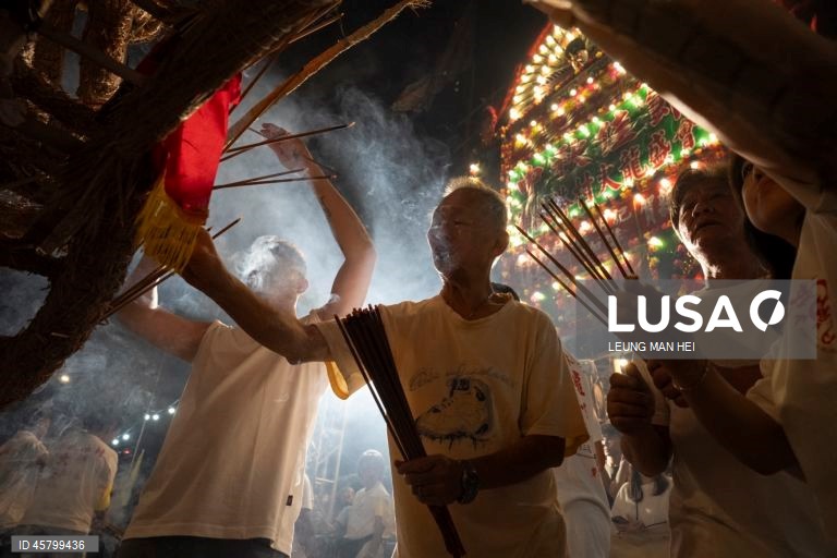 Fiéis carregam um dragão coberto de incensos acesos pelas ruas durante o desfile do dragão de fogo na vila de Pok Fu Lam, Hong Kong, China. A dança anual, realizada durante o Festival do Meio Outono, é realizada para rezar por saúde e boa sorte. 