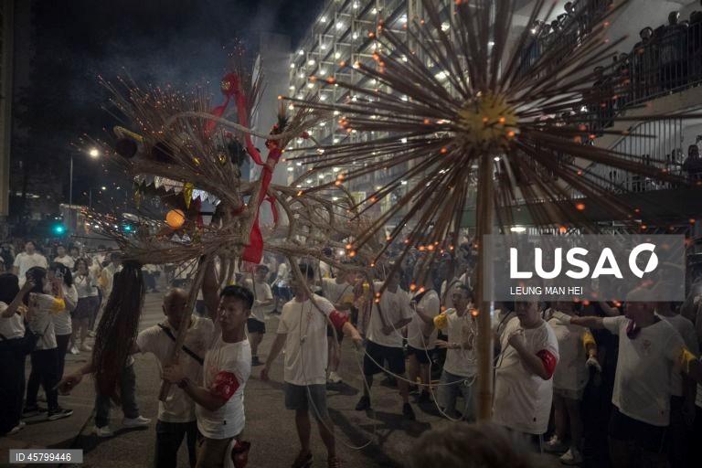 Fiéis carregam um dragão coberto de incensos acesos pelas ruas durante o desfile do dragão de fogo na vila de Pok Fu Lam, Hong Kong, China. A dança anual, realizada durante o Festival do Meio Outono, é realizada para rezar por saúde e boa sorte. 