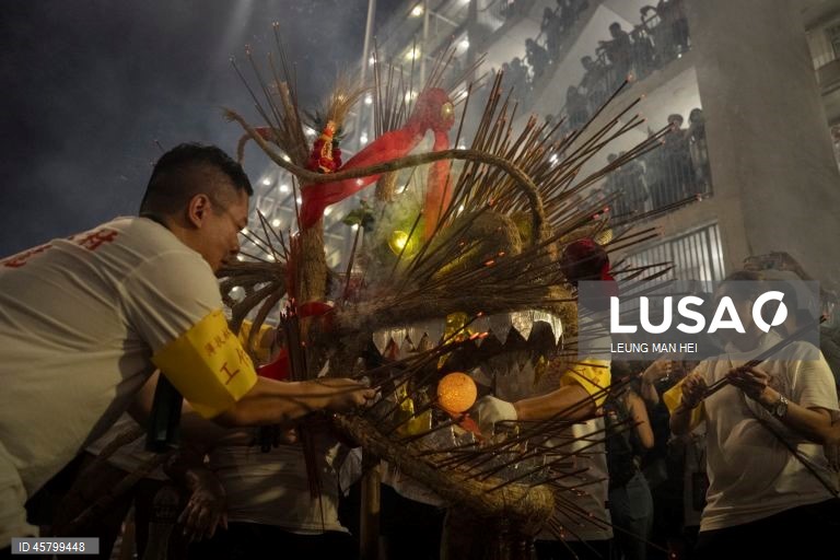 Fiéis carregam um dragão coberto de incensos acesos pelas ruas durante o desfile do dragão de fogo na vila de Pok Fu Lam, Hong Kong, China. A dança anual, realizada durante o Festival do Meio Outono, é realizada para rezar por saúde e boa sorte. 