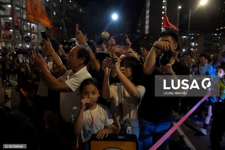 Fiéis carregam um dragão coberto de incensos acesos pelas ruas durante o desfile do dragão de fogo na vila de Pok Fu Lam, Hong Kong, China. A dança anual, realizada durante o Festival do Meio Outono, é realizada para rezar por saúde e boa sorte. 