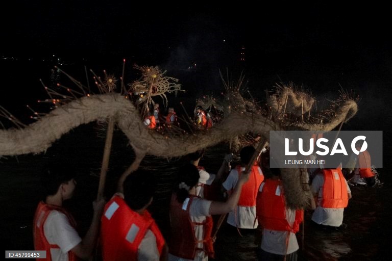 Fiéis carregam um dragão coberto de incensos acesos pelas ruas durante o desfile do dragão de fogo na vila de Pok Fu Lam, Hong Kong, China. A dança anual, realizada durante o Festival do Meio Outono, é realizada para rezar por saúde e boa sorte. 