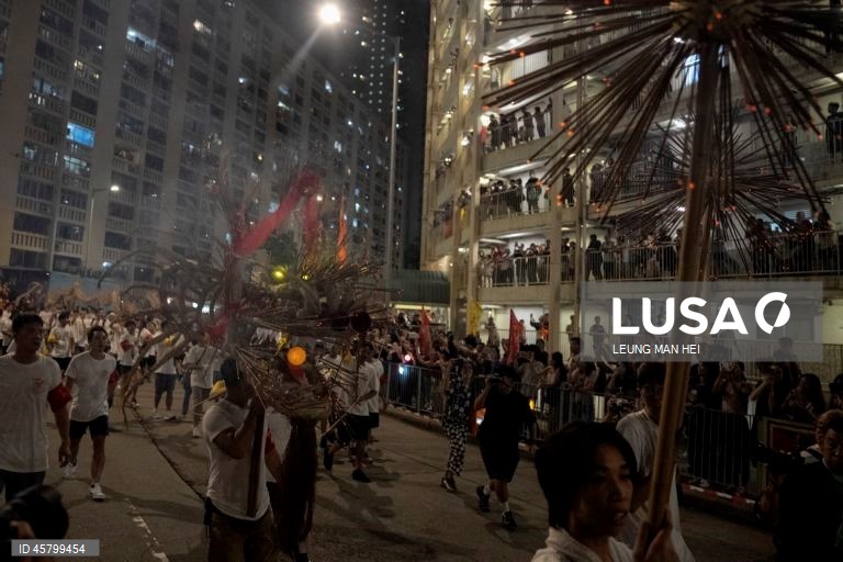 Fiéis carregam um dragão coberto de incensos acesos pelas ruas durante o desfile do dragão de fogo na vila de Pok Fu Lam, Hong Kong, China. A dança anual, realizada durante o Festival do Meio Outono, é realizada para rezar por saúde e boa sorte. 