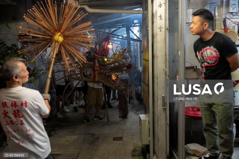 Fiéis carregam um dragão coberto de incensos acesos pelas ruas durante o desfile do dragão de fogo na vila de Pok Fu Lam, Hong Kong, China. A dança anual, realizada durante o Festival do Meio Outono, é realizada para rezar por saúde e boa sorte. 