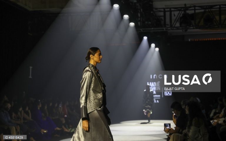 Índia: Desfile Amit Hansraj na Semana da Moda Lakme