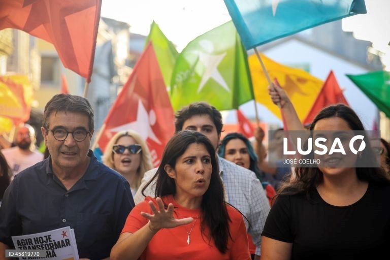 A coordenadora do Bloco de esquerda (BE), Mariana Mortágua (C), participa numa arruada em Barcelos, no âmbito da campanha para eleições autárquicas de dia 12 de outubro, 09 de outubro de 2025. JOSÉ COELHO/LUSA