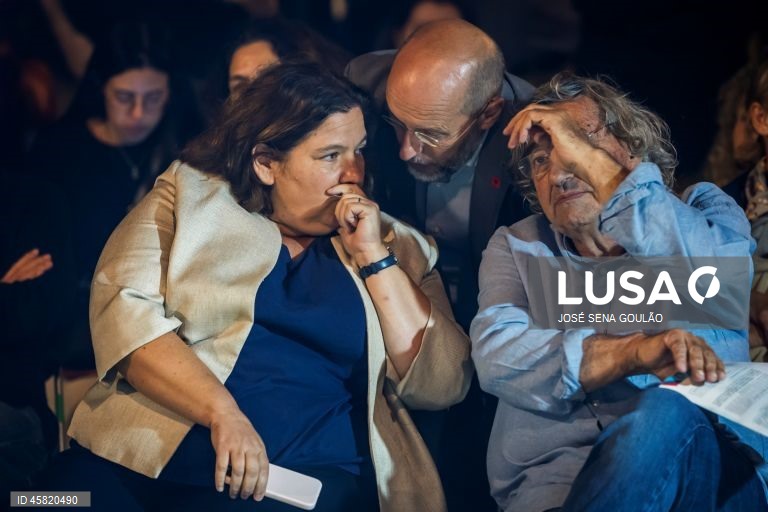 O porta voz do Livre, Rui Tavares (C), acompanhado pela candidata da coligação Viver Lisboa à Câmara de Lisboa, Alexandra Leitão (E) e pelo candidato à Junta de Freguesia de Arroios, João Jaime Pires, durante um comício no Largo do Intendente, no âmbito das eleições autárquicas de dia 12 de outubro, Lisboa, 09 de outubro de 2025. JOSÉ SENA GOULÃO/LUSA