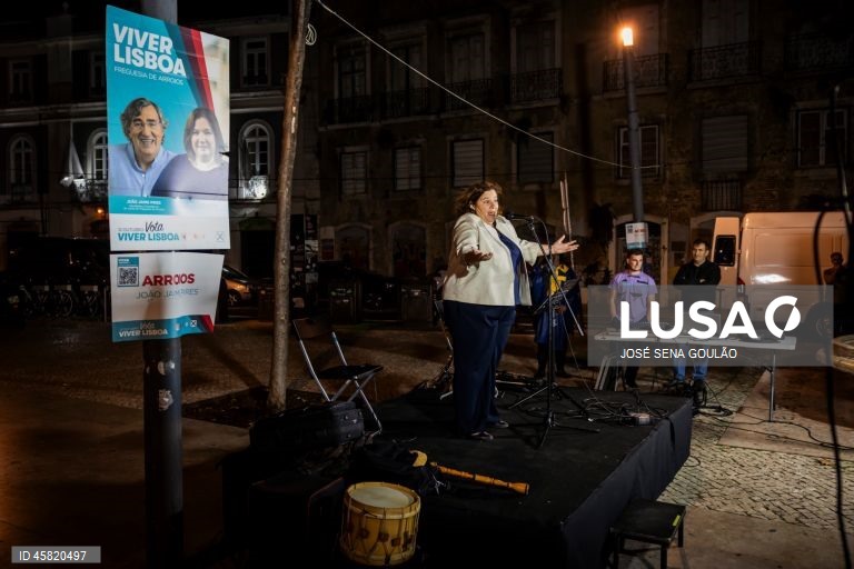 A candidata da coligação Viver Lisboa à Câmara de Lisboa Alexandra Leitão durante um comício no Largo do Intendente, no âmbito das eleições autárquicas de dia 12 de outubro, Lisboa, 09 de outubro de 2025. JOSÉ SENA GOULÃO/LUSA