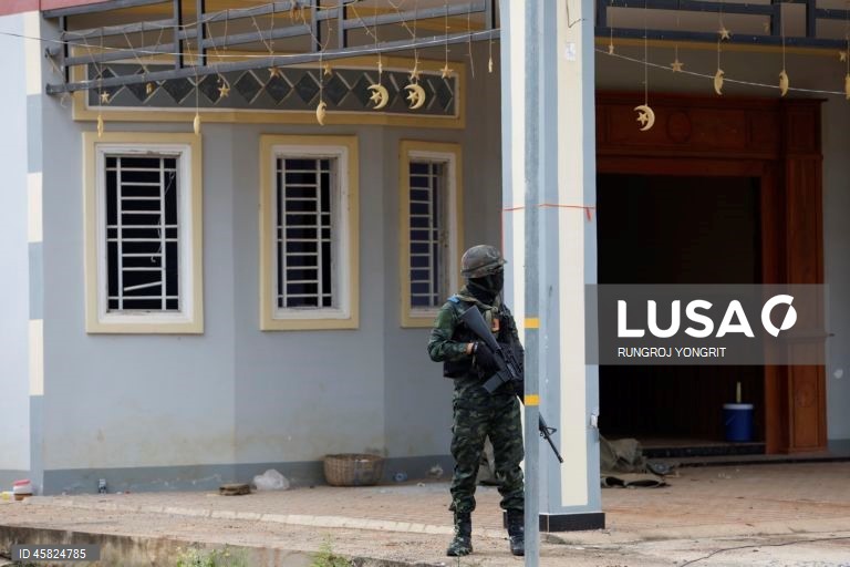 Prazo para os colonos cambojanos deixarem a zona fronteiriça controlada pela Tailândia chegou ao fim.