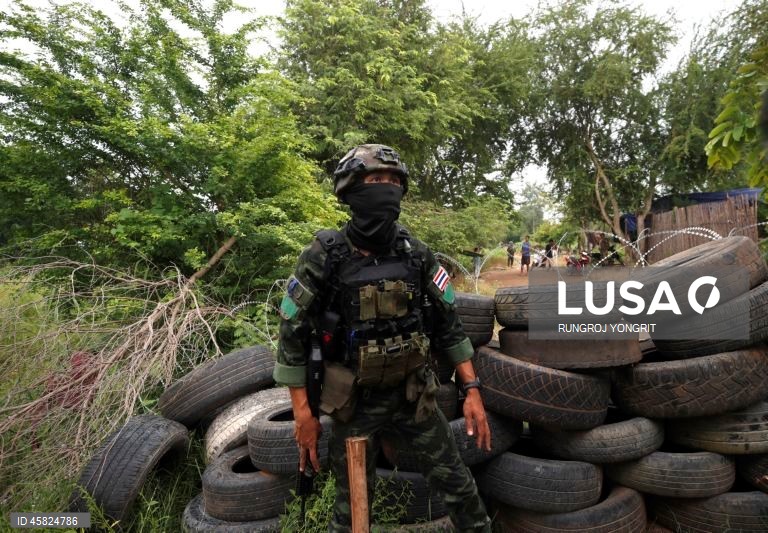 Prazo para os colonos cambojanos deixarem a zona fronteiriça controlada pela Tailândia chegou ao fim.