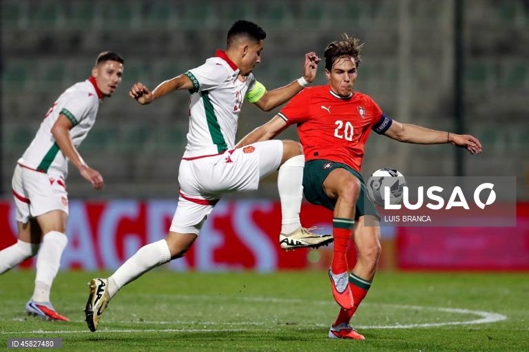 A seleção portuguesa conservou hoje a liderança do Grupo B de apuramento para o europeu de futebol de sub-21, ao vencer 3-0 na receção à Bulgária, em jogo disputado em Portimão.