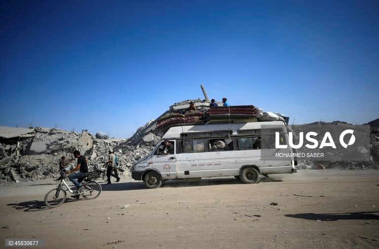 Os palestinianos em Gaza regressam às suas casas destruídas após a retirada parcial das forças israelitas