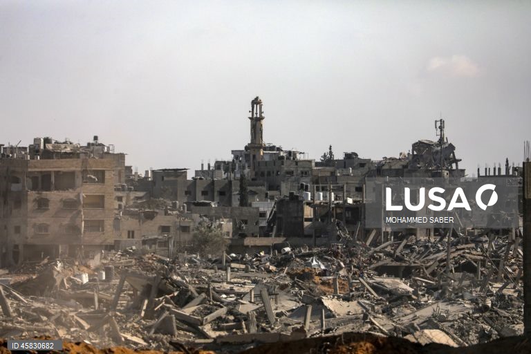 Os palestinianos em Gaza regressam às suas casas destruídas após a retirada parcial das forças israelitas