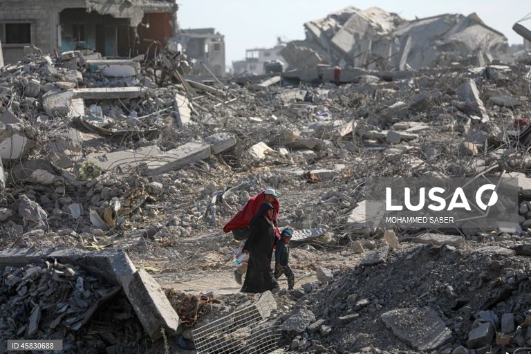 Os palestinianos em Gaza regressam às suas casas destruídas após a retirada parcial das forças israelitas