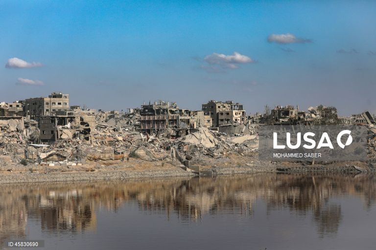 Os palestinianos em Gaza regressam às suas casas destruídas após a retirada parcial das forças israelitas