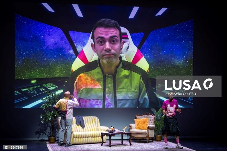 Ensaio de imprensa da peça “Reality Show: Os Raposos 3027”, com interpretação de José Raposo, Miguel Raposo e Ricardo Raposo, texto e encenação de Miguel Raposo, no Teatro Variedades, em Lisboa, 14 de outubro de 2025. O espetáculo tem estreia marcada para dia 15 de outubro. JOSÉ SENA GOULÃO/LUSA