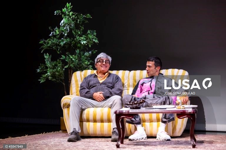 Ensaio de imprensa da peça “Reality Show: Os Raposos 3027”, com interpretação de José Raposo, Miguel Raposo e Ricardo Raposo, texto e encenação de Miguel Raposo, no Teatro Variedades, em Lisboa, 14 de outubro de 2025. O espetáculo tem estreia marcada para dia 15 de outubro. JOSÉ SENA GOULÃO/LUSA