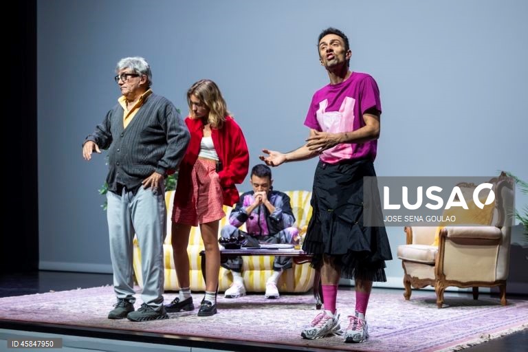 Ensaio de imprensa da peça “Reality Show: Os Raposos 3027”, com interpretação de José Raposo, Miguel Raposo e Ricardo Raposo, texto e encenação de Miguel Raposo, no Teatro Variedades, em Lisboa, 14 de outubro de 2025. O espetáculo tem estreia marcada para dia 15 de outubro. JOSÉ SENA GOULÃO/LUSA
