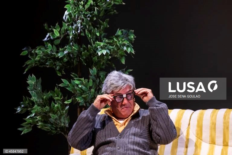 Ensaio de imprensa da peça “Reality Show: Os Raposos 3027”, com interpretação de José Raposo, Miguel Raposo e Ricardo Raposo, texto e encenação de Miguel Raposo, no Teatro Variedades, em Lisboa, 14 de outubro de 2025. O espetáculo tem estreia marcada para dia 15 de outubro. JOSÉ SENA GOULÃO/LUSA