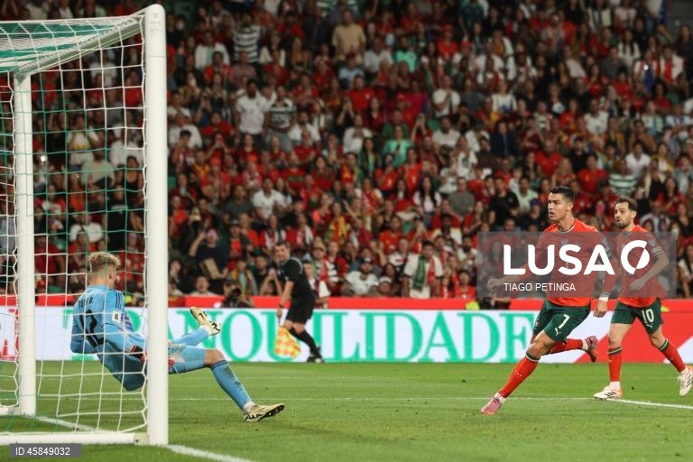 Portugal empatou 2-2 com a Hungria, na quarta jornada do Grupo F de qualificação europeia, e adiou a possibilidade de se apurar já hoje para a fase final do Mundial de futebol de 2026.
