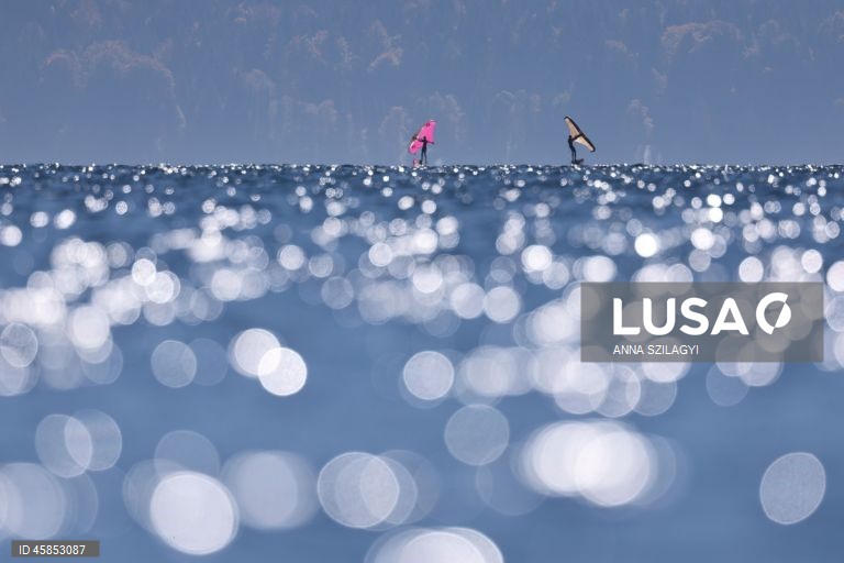 Alemanha: Windsurfistas no lago da Baviera