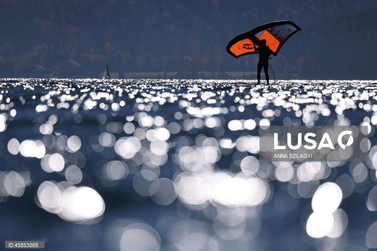 Alemanha: Windsurfistas no lago da Baviera