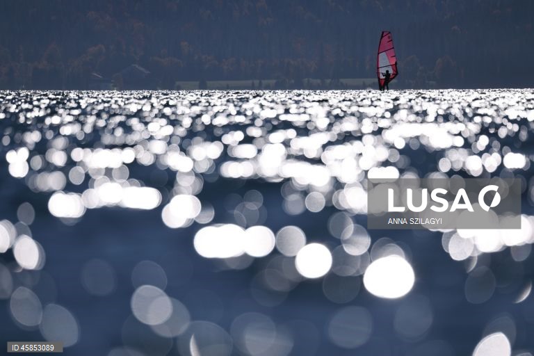 Alemanha: Windsurfistas no lago da Baviera