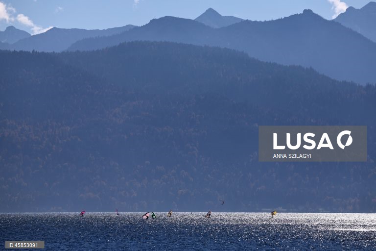 Alemanha: Windsurfistas no lago da Baviera