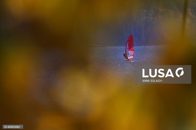 Alemanha: Windsurfistas no lago da Baviera