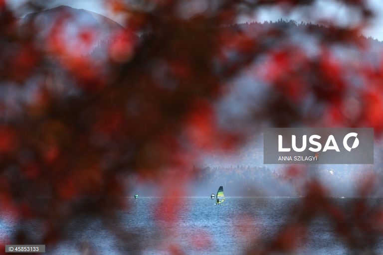 Alemanha: Windsurfistas no lago da Baviera