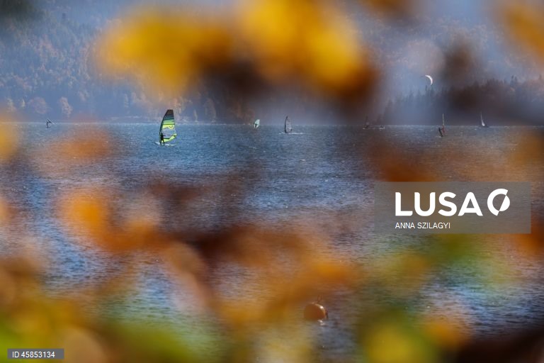 Alemanha: Windsurfistas no lago da Baviera