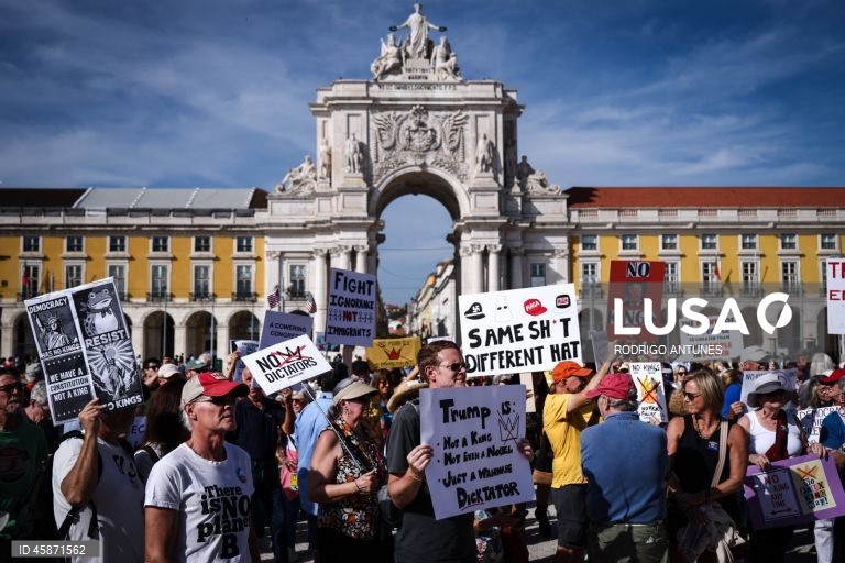 Protesto em solidariedade com os americanos nos Estados Unidos, organizado pelo AMPT UP - Americanos em Portugal Unidos em Protesto, na Praça do Comércio em Lisboa, 18 de outubro de 2025. RODRIGO ANTUNES/LUSA