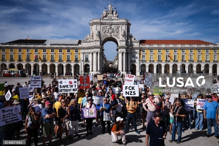 Protesto em solidariedade com os americanos nos Estados Unidos, organizado pelo AMPT UP - Americanos em Portugal Unidos em Protesto, na Praça do Comércio em Lisboa, 18 de outubro de 2025. RODRIGO ANTUNES/LUSA