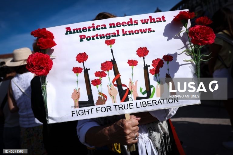 Protesto em solidariedade com os americanos nos Estados Unidos, organizado pelo AMPT UP - Americanos em Portugal Unidos em Protesto, na Praça do Comércio em Lisboa, 18 de outubro de 2025. RODRIGO ANTUNES/LUSA