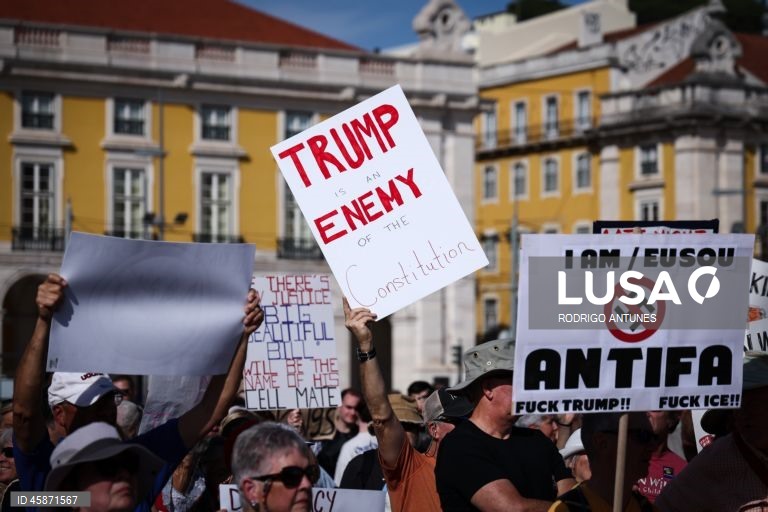 Protesto em solidariedade com os americanos nos Estados Unidos, organizado pelo AMPT UP - Americanos em Portugal Unidos em Protesto, na Praça do Comércio em Lisboa, 18 de outubro de 2025. RODRIGO ANTUNES/LUSA