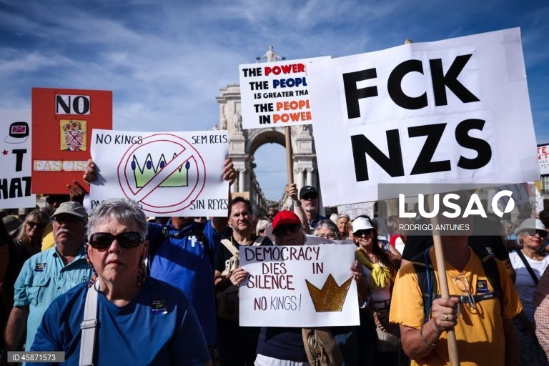 Protesto em solidariedade com os americanos nos Estados Unidos, organizado pelo AMPT UP - Americanos em Portugal Unidos em Protesto, na Praça do Comércio em Lisboa, 18 de outubro de 2025. RODRIGO ANTUNES/LUSA