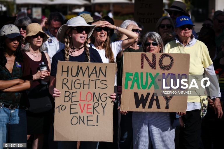 Protesto em solidariedade com os americanos nos Estados Unidos, organizado pelo AMPT UP - Americanos em Portugal Unidos em Protesto, na Praça do Comércio em Lisboa, 18 de outubro de 2025. RODRIGO ANTUNES/LUSA