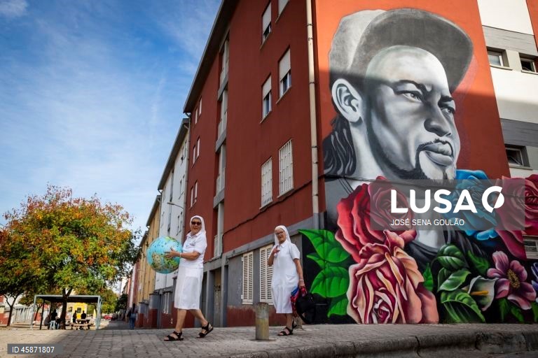 Moradores do Bairro do Zambujal prestam homenagem a Odair Moniz, natural de Cabo Verde e imigrante em Portugal, que foi alvejado por um agente da Polícia de Segurança Pública (PSP) a 21 de outubro de 2024, com a inauguração de um mural, um almoço comunitário e concertos, no Bairro do Zambujal, Amadora, 18 de outubro de 2025. JOSÉ SENA GOULÃO/LUSA