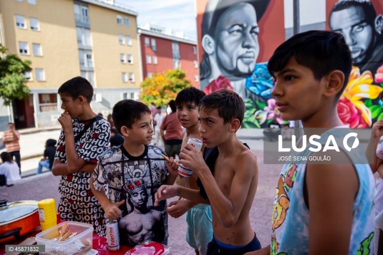 Moradores do Bairro do Zambujal prestam homenagem a Odair Moniz, natural de Cabo Verde e imigrante em Portugal, que foi alvejado por um agente da Polícia de Segurança Pública (PSP) a 21 de outubro de 2024, com a inauguração de um mural, um almoço comunitário e concertos, no Bairro do Zambujal, Amadora, 18 de outubro de 2025. JOSÉ SENA GOULÃO/LUSA