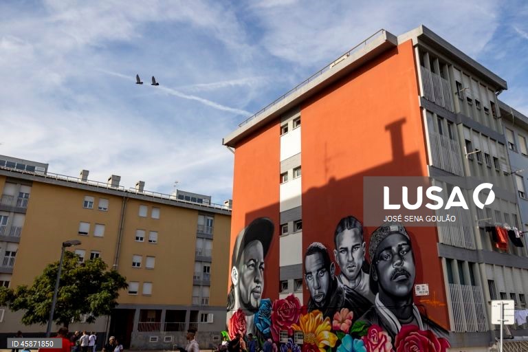 Moradores do Bairro do Zambujal prestam homenagem a Odair Moniz, natural de Cabo Verde e imigrante em Portugal, que foi alvejado por um agente da Polícia de Segurança Pública (PSP) a 21 de outubro de 2024, com a inauguração de um mural, um almoço comunitário e concertos, no Bairro do Zambujal, Amadora, 18 de outubro de 2025. JOSÉ SENA GOULÃO/LUSA