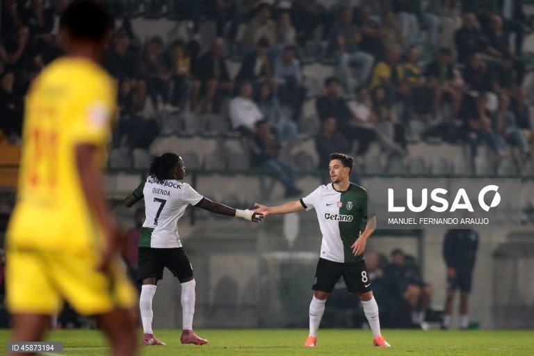 O Sporting, detentor do troféu, apurou-se hoje para a quarta eliminatória da Taça de Portugal de futebol, ao vencer o Paços de Ferreira, por 3-2, após prolongamento, depois do 2-2 no tempo regulamentar.