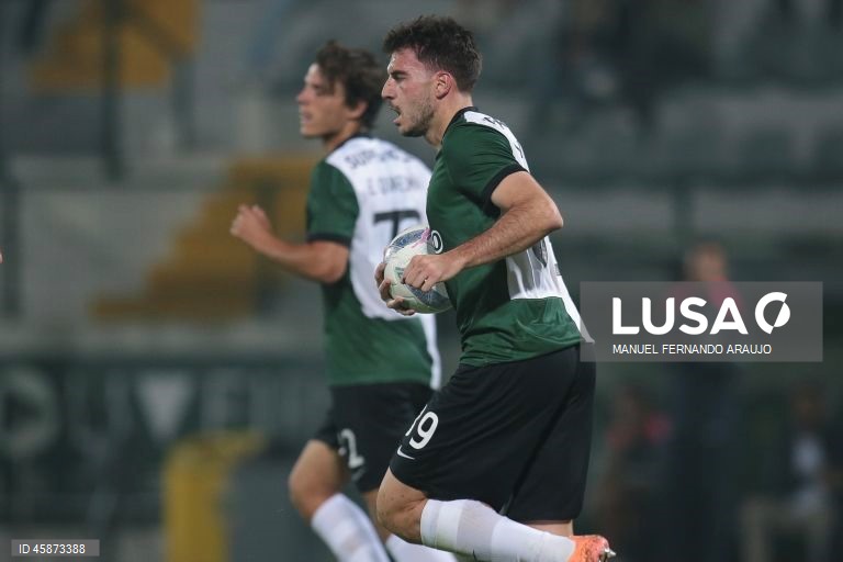 O Sporting, detentor do troféu, apurou-se hoje para a quarta eliminatória da Taça de Portugal de futebol, ao vencer o Paços de Ferreira, por 3-2, após prolongamento, depois do 2-2 no tempo regulamentar.