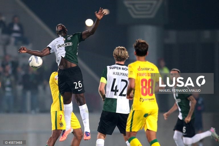 O Sporting, detentor do troféu, apurou-se hoje para a quarta eliminatória da Taça de Portugal de futebol, ao vencer o Paços de Ferreira, por 3-2, após prolongamento, depois do 2-2 no tempo regulamentar.