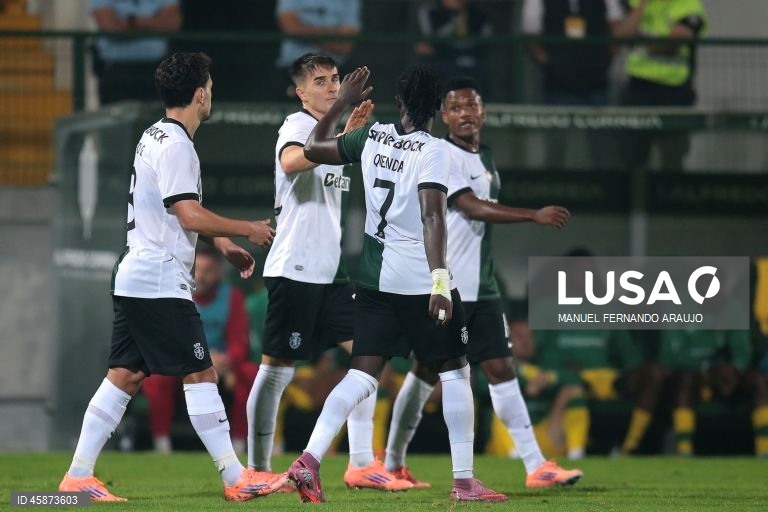 O Sporting, detentor do troféu, apurou-se hoje para a quarta eliminatória da Taça de Portugal de futebol, ao vencer o Paços de Ferreira, por 3-2, após prolongamento, depois do 2-2 no tempo regulamentar.