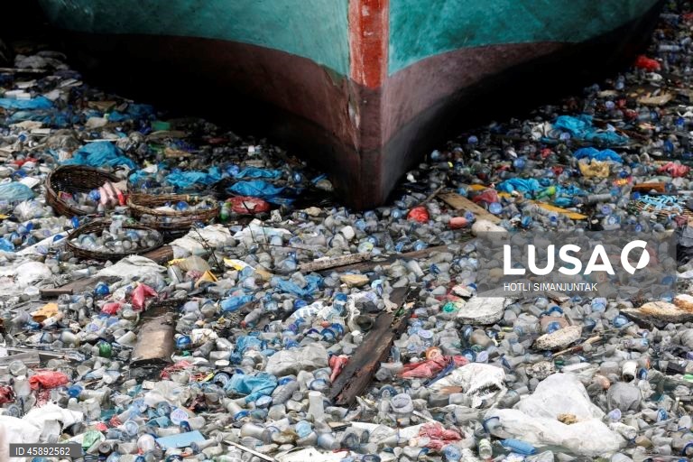 Indonésia: Poluição de plástico em Banda Aceh