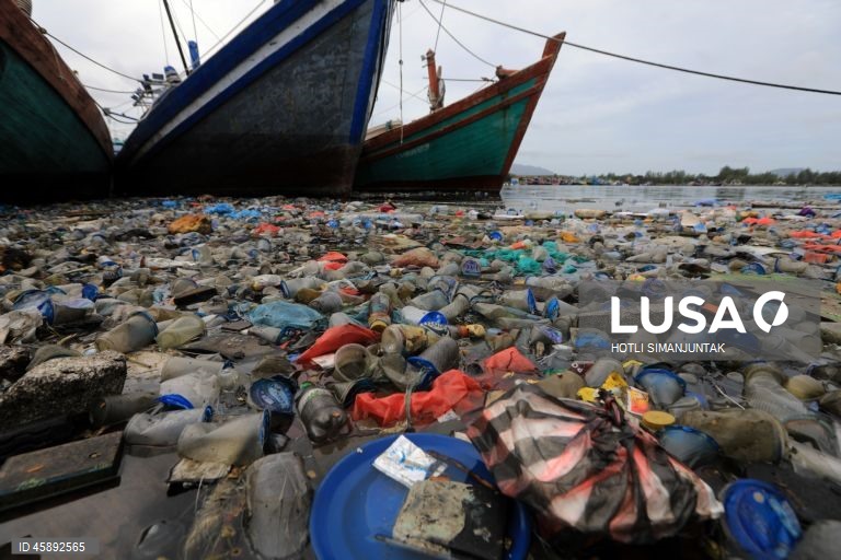 Indonésia: Poluição de plástico em Banda Aceh